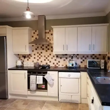 2 Bed Flat - Sleeps 4 - Garden - Parking - Wifi * Killarney