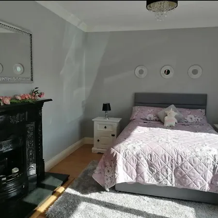 2 Bed Flat - Sleeps 4 - Garden - Parking - Wifi Killarney