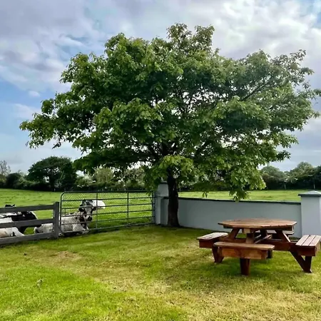 Dom wakacyjny 2 Bed Flat - Sleeps 4 - Garden - Parking - Wifi *