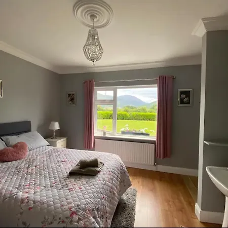 2 Bed Flat - Sleeps 4 - Garden - Parking - Wifi بيت للعطل