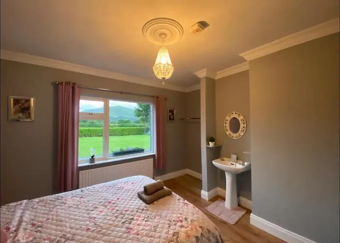 펜션 2 Bed Flat - Sleeps 4 - Garden - Parking - Wifi