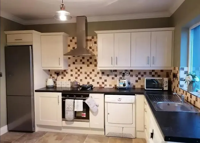 2 Bed Flat - Sleeps 4 - Garden - Parking - Wifi * 킬라니