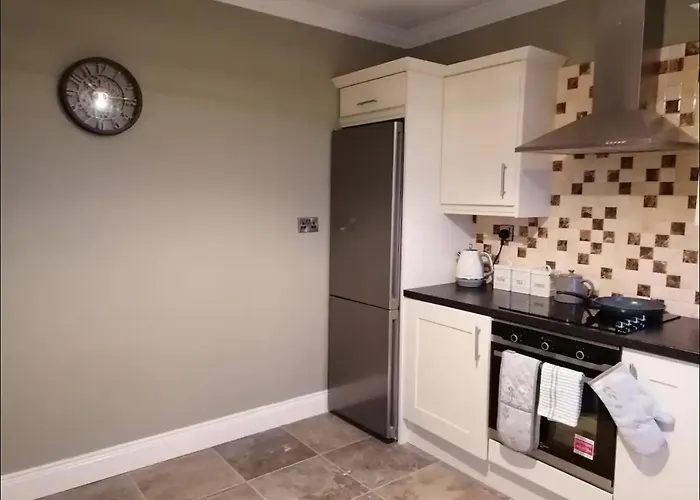 펜션 2 Bed Flat - Sleeps 4 - Garden - Parking - Wifi