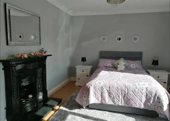 2 Bed Flat - Sleeps 4 - Garden - Parking - Wifi 킬라니