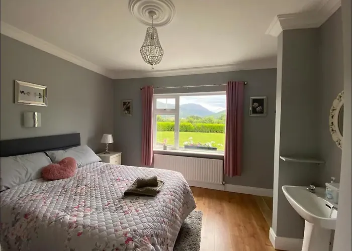 2 Bed Flat - Sleeps 4 - Garden - Parking - Wifi 펜션