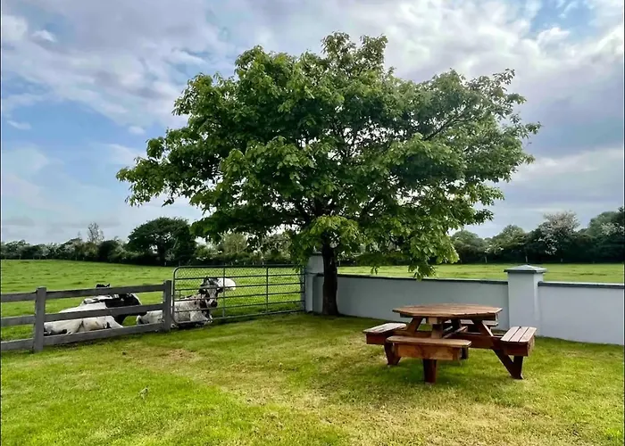 펜션 2 Bed Flat - Sleeps 4 - Garden - Parking - Wifi *